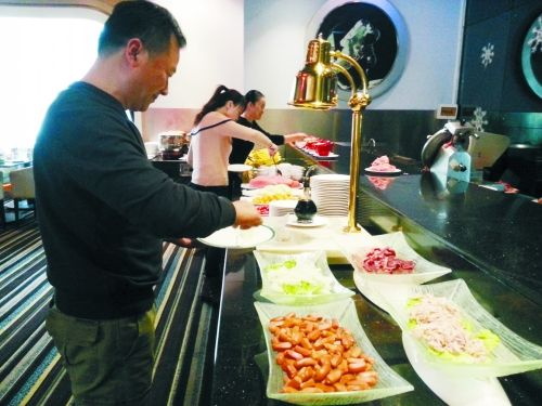 在一家飯店內(nèi)，原本是輔助業(yè)務(wù)的小火鍋則成了現(xiàn)在飯店的重要業(yè)務(wù)。
